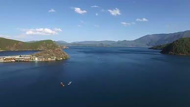 泸沽湖湖景小船航拍视频视频的预览图